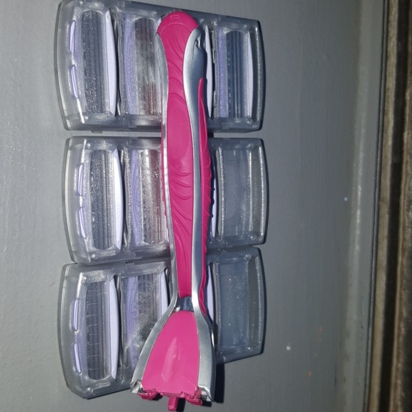 Schick Razor Handle 10 refills razors - Picture 2 of 2